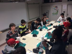 Groupe-classe manipulant le volcan