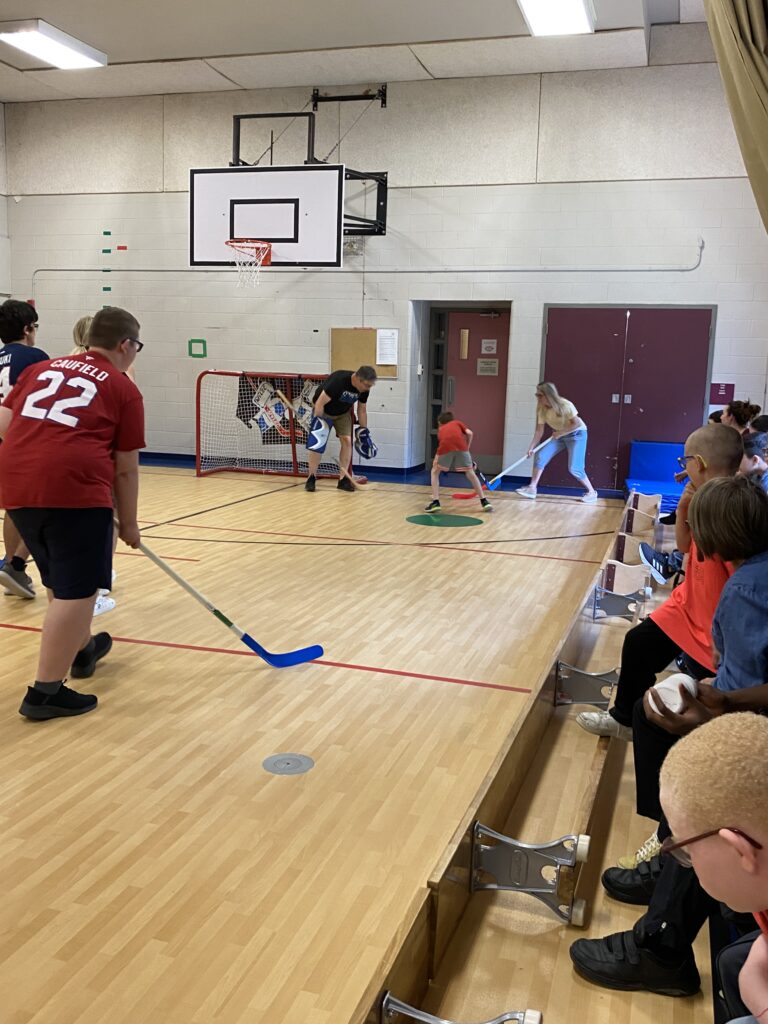 Match de hockey cosom prof vs élèves