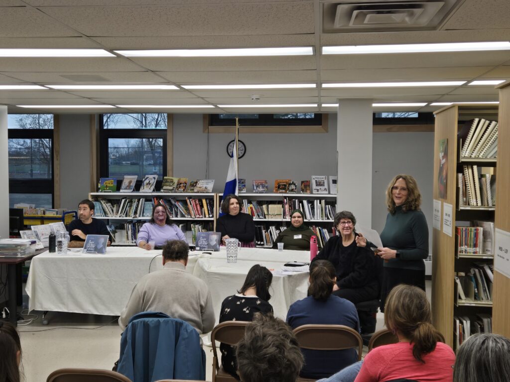 Photo des participants de la table ronde et de la directrice de l'école Jacques-Ouellette