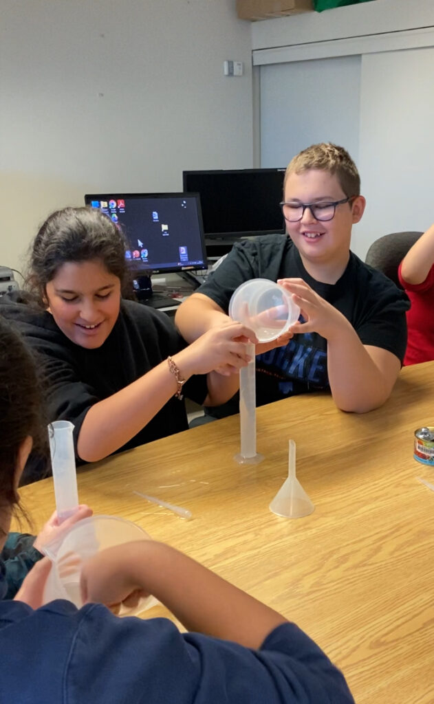 Photo d'un cours de sciences à Jacques-Ouellette