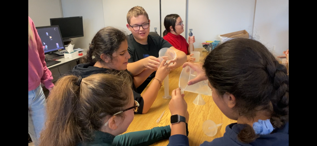 Photo d'un cours de sciences à Jacques-Ouellette