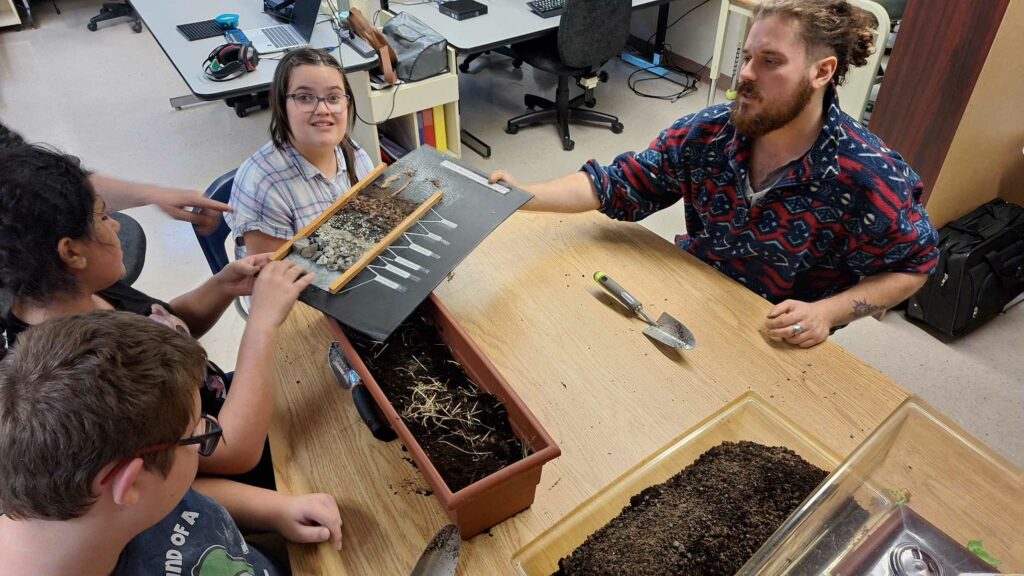 Photos d'un atelier d'achéologie